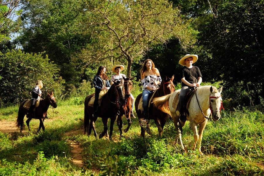 Turistas fazendo cavalgada em Bonito MS