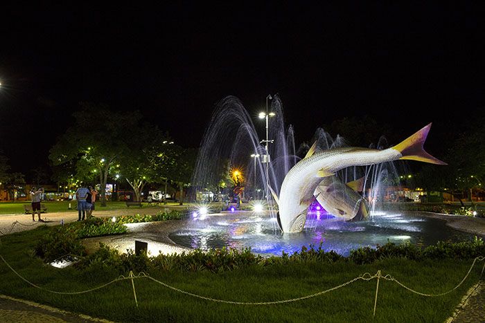 Praa da Liberdade, localizada no centro da cidade de Bonito, iluminada durante a noite