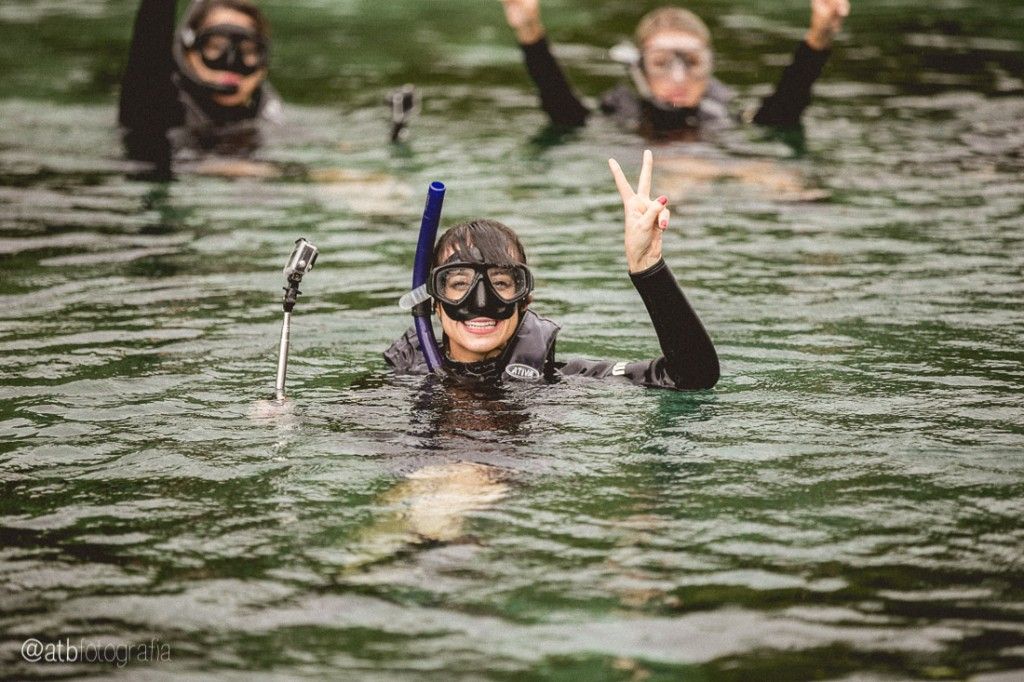 Pessoas felizes de snorkel fazendo mergulho no Rio Sucuri