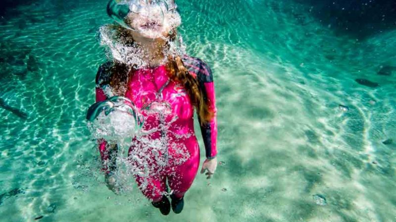 Mulher fazendo mergulho no Rio da Prata, um dos principais atrativos de Bonito Mato Grosso