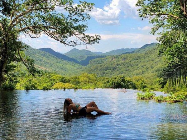 Mulher deitada na cachoeira da Cotia Boca da Ona, em Bonito