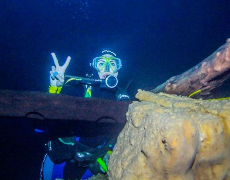 Turista praticando Mergulho Batismo no Abismo Anhumas