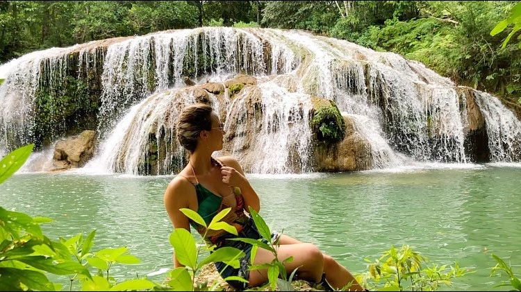 Mulher pousando para a foto em uma cachoeira localizada em Bonito mato grosso	